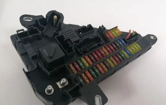 BMW 5 E60 E61 Fuse module 9138830