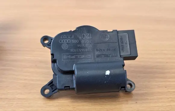 Audi Q7 4L Air flap motor/actuator 52411483R06 3093694 310810D05