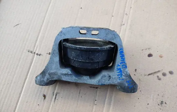 Engine mounting bracket