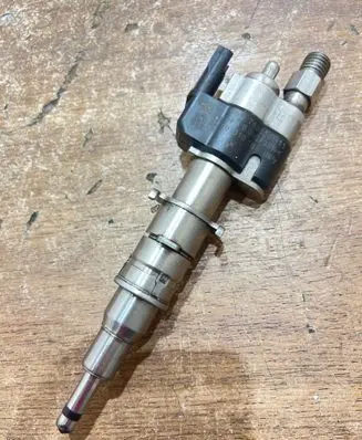 BMW 3 E90 E91 Fuel injector 7585261 10181010 PA66GF359