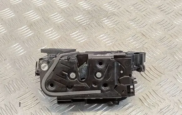 Volkswagen Polo VI Rear door lock 5TA839015L A046465