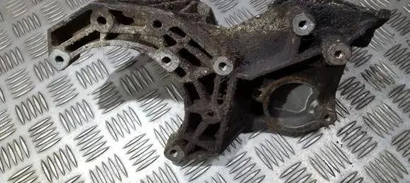 Engine mounting bracket