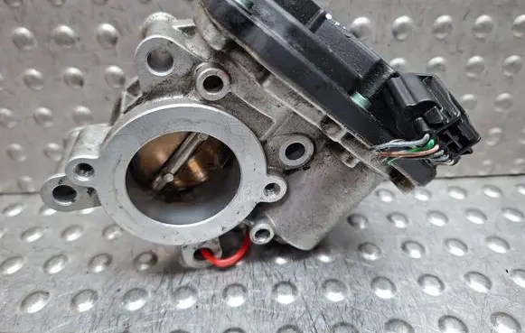 Renault Twingo III Throttle body valve S26336470 H8201354832
