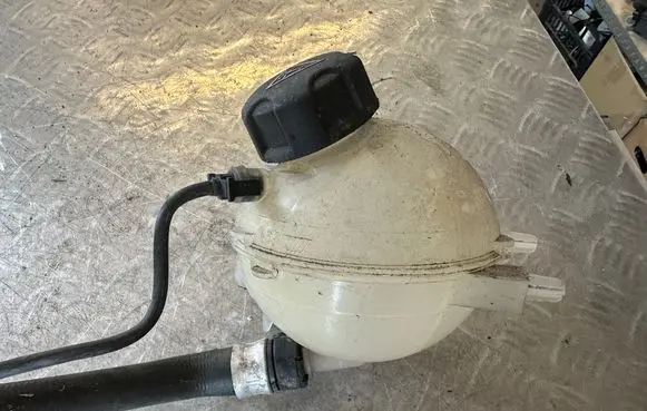 Peugeot 3008 I Coolant expansion tank/reservoir 9673334580
