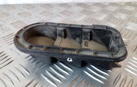 Quarter panel pressure vent
