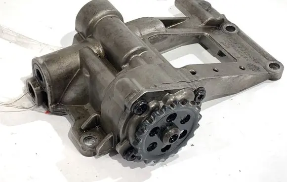 BMW 5 E60 E61 Oil pump 7792945