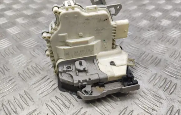 Audi A4 S4 B8 8K Rear door lock 8K0839016