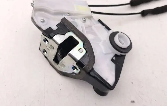 Toyota Prius (XW50) Front door lock