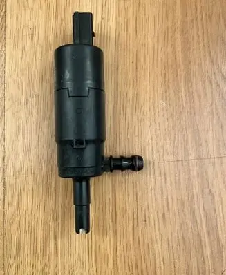 BMW 1 E82 E88 Headlight washer pump 8377430