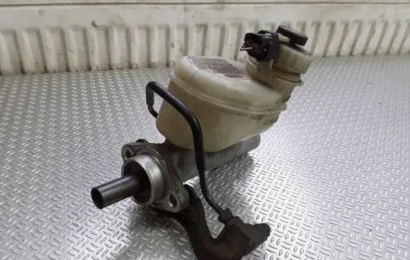 Toyota Avensis T220 Master brake cylinder