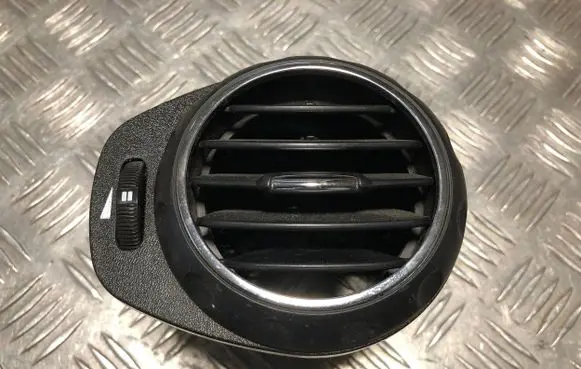 Alfa Romeo 147 Dash center air vent grill 225495