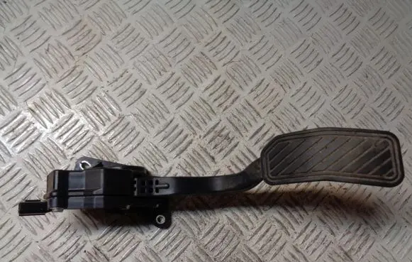 Accelerator throttle pedal
