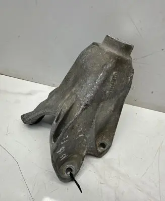 Engine mounting bracket