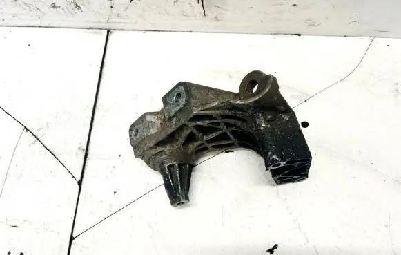 Skoda Octavia Mk1 (1U) Engine mounting bracket 038109207h