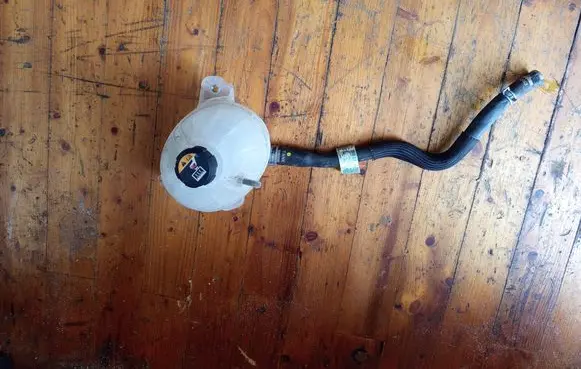 Coolant expansion tank/reservoir