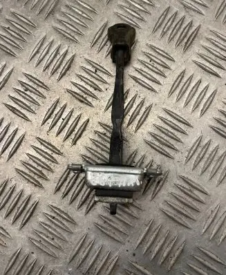 Hyundai i30 Front door check strap stopper
