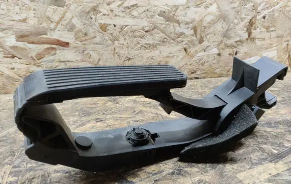Mercedes-Benz E W211 Accelerator throttle pedal A2113000604