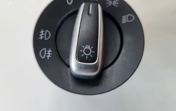 Volkswagen PASSAT B7 Light switch