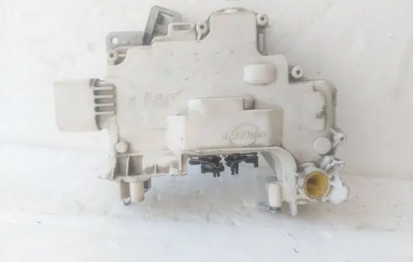 Audi A6 S6 C6 4F Front door lock 4F1837015