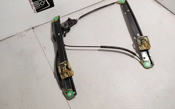 Front window lifting mechanism without motor