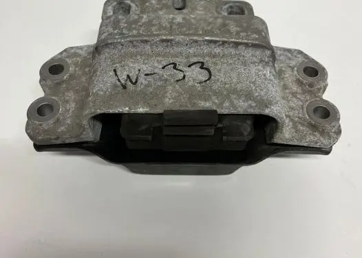 Volkswagen Touran I Engine mount bracket 1K0199555