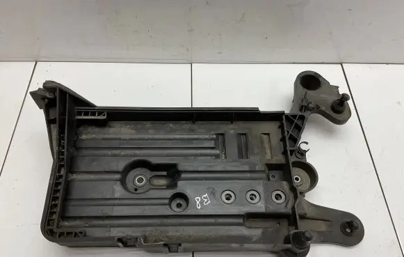 Volkswagen PASSAT B8 Battery tray 5Q0915321H