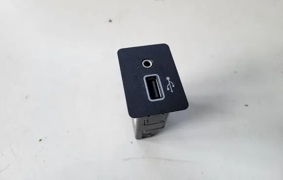 Nissan Juke II F16 USB socket connector 284H35FA0C