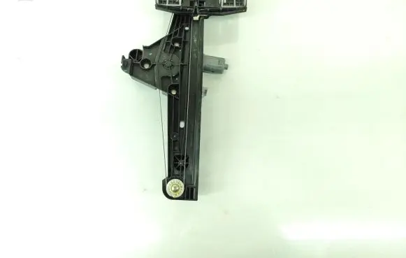 Rear window lifting mechanism without motor