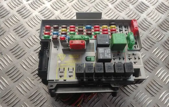 Opel Astra H Fuse box set 24412497