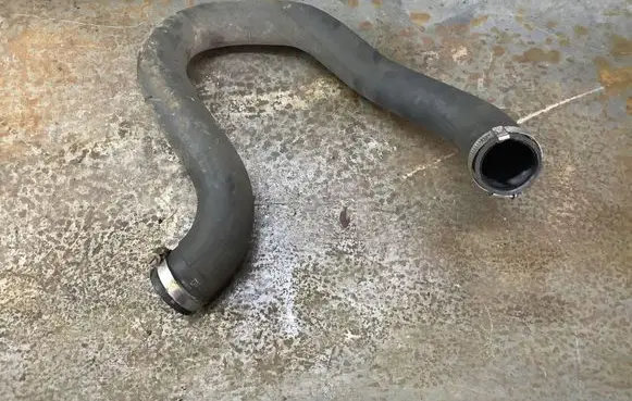 Coolant pipe/hose