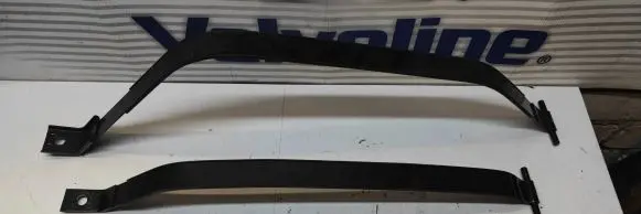 Fuel tank mounting bracket