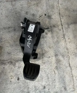 Volvo XC40 Clutch pedal 32265491