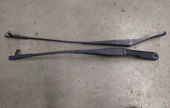 Front wiper blade arm