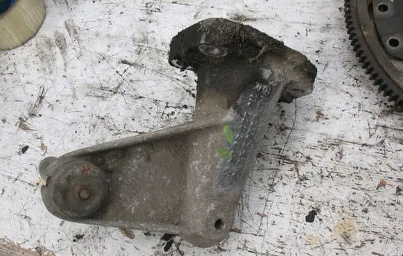 Mercedes-Benz E W123 Engine mounting bracket R1102233004
