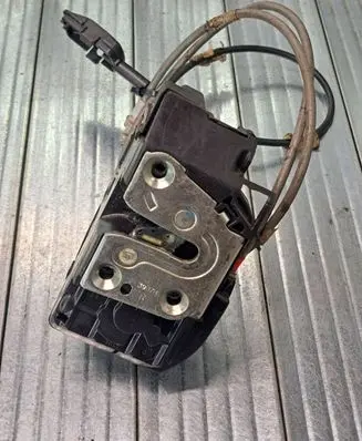 Nissan Note (E11) Front door lock