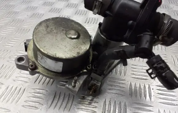Ford Mondeo Mk III Vacuum pump