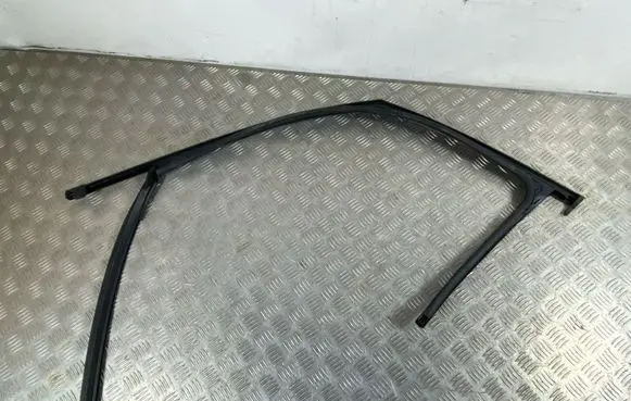 Mitsubishi Outlander IV Rubber seal front coupe door window