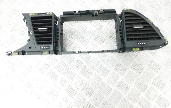 Seat Leon (5F) Dash center air vent grill 5F1820951 5F1819110