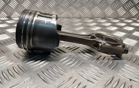 Opel Astra H Piston with connecting rod P883