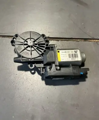 Hyundai Sonata Front door window regulator motor 400897C