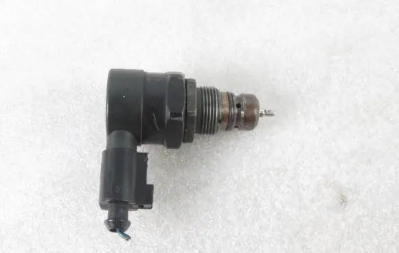 Volkswagen Touareg I Fuel pressure sensor 057130764B 0281002665