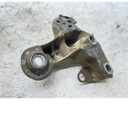 Audi A4 S4 B5 8D Engine mounting bracket 4B0199352