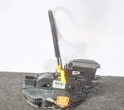 Chevrolet Malibu Front door lock 13579489