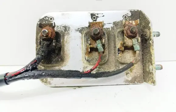Audi A4 S4 B5 8D Coolant fan relay 