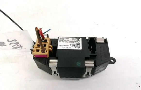 Volkswagen PASSAT B6 Heater blower motor/fan resistor 3C0907521 CZ246810-5381