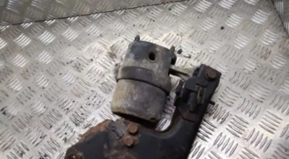 Engine mounting bracket