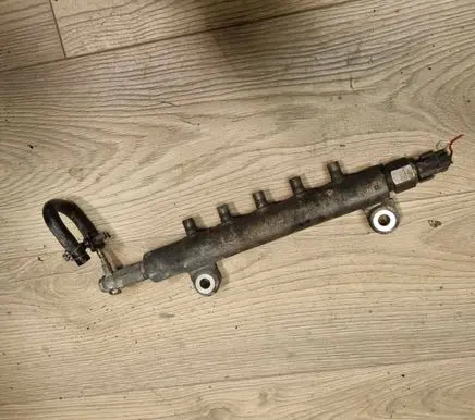 Nissan X-Trail T30 Fuel main line pipe