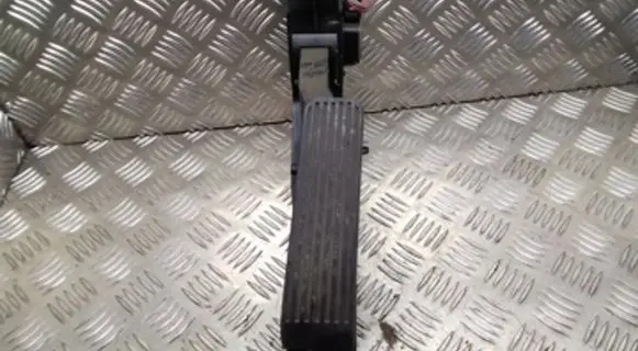 Mercedes-Benz CLS C219 Accelerator throttle pedal A2113000504