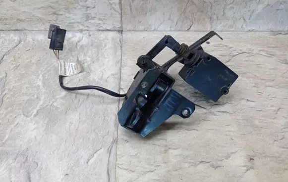 BMW 5 E39 Tailgate window lock/catch/latch 8238469 67118384069 8384069