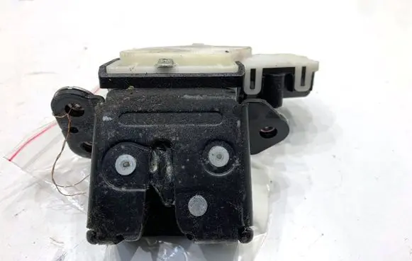 Mazda 3 Tailgate exterior lock 